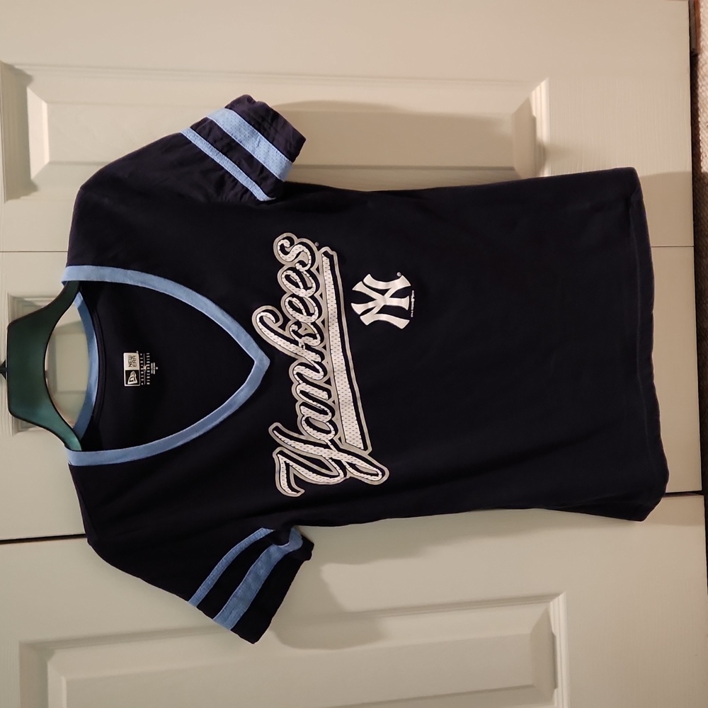 Yankees women's t-shirt size M, navy blue